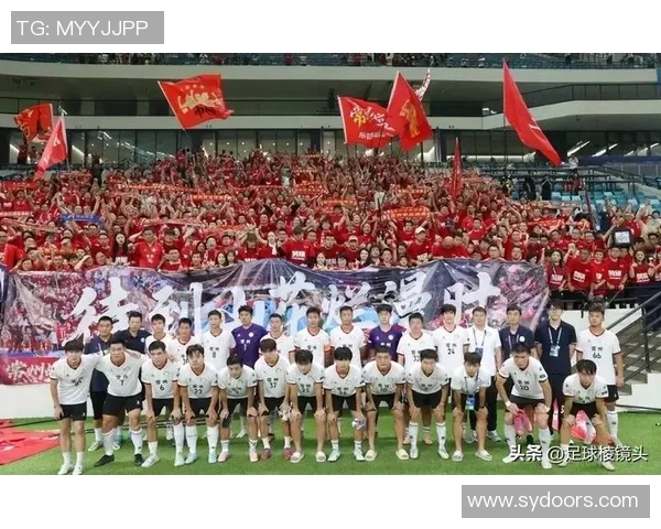 足球巨星闪耀深圳机场球迷热情迎接传奇球员到来 足球巨星闪耀深圳机场球迷热情迎接传奇球员到来