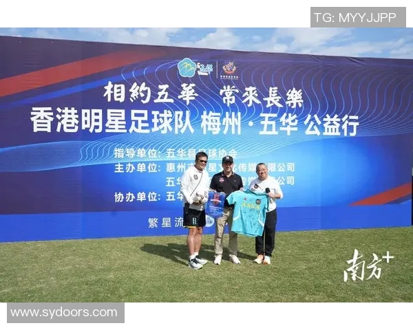 足球明星亲密互动互赠球鞋展现友谊与竞技精神的完美结合 足球明星亲密互动互赠球鞋展现友谊与竞技精神的完美结合