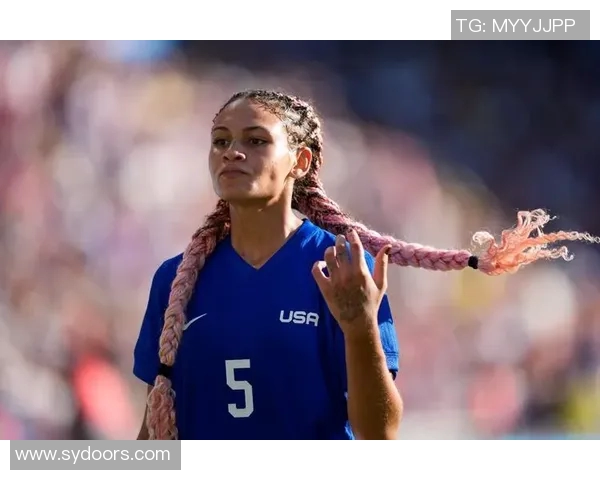 足球明星小辫头的魅力瞬间展现与风格解析 足球明星小辫头的魅力瞬间展现与风格解析