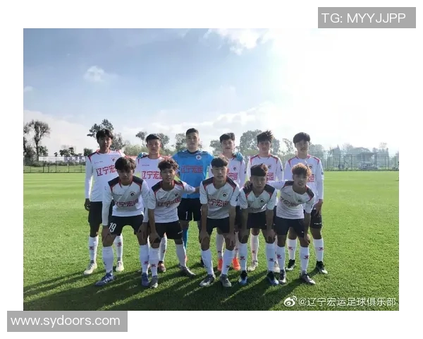 足球明星早期合影珍藏回忆展现他们的成长与奋斗历程 足球明星早期合影珍藏回忆展现他们的成长与奋斗历程